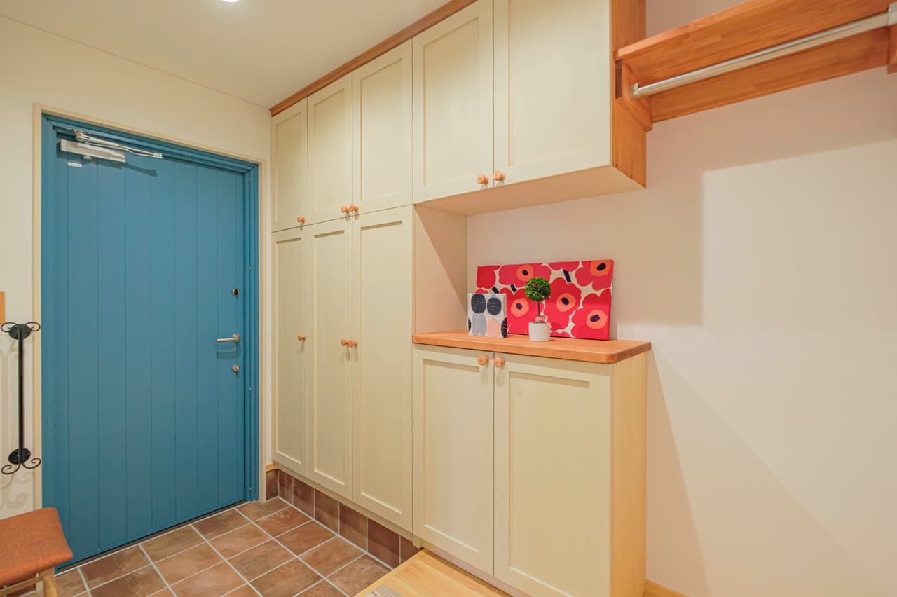 玄関 ｜ ロフトが楽しい平屋 | emoie「エモイエ」