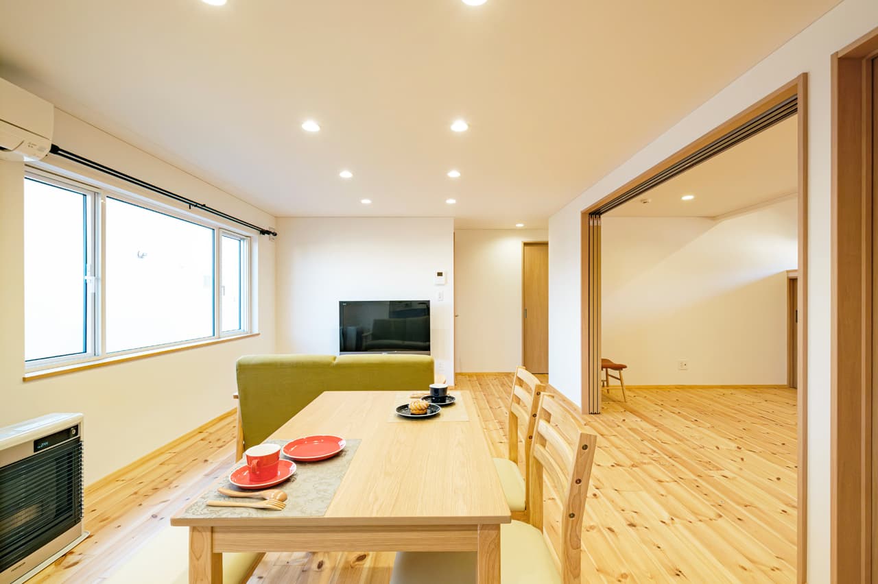 リビング・ダイニング ｜ ロフトが楽しい平屋 | emoie「エモイエ」