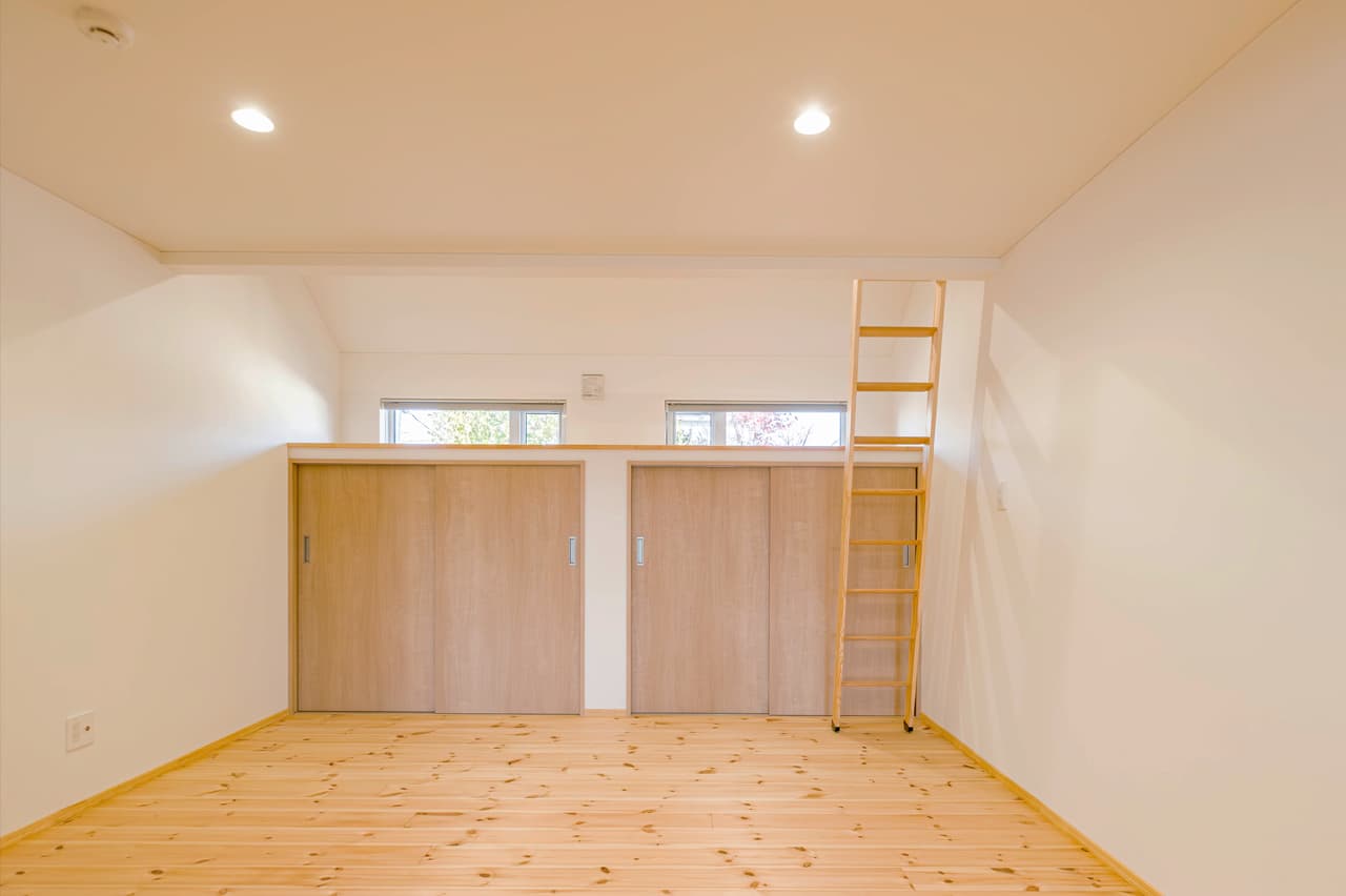 洋室6.65帖｜ ロフトが楽しい平屋 | emoie「エモイエ」