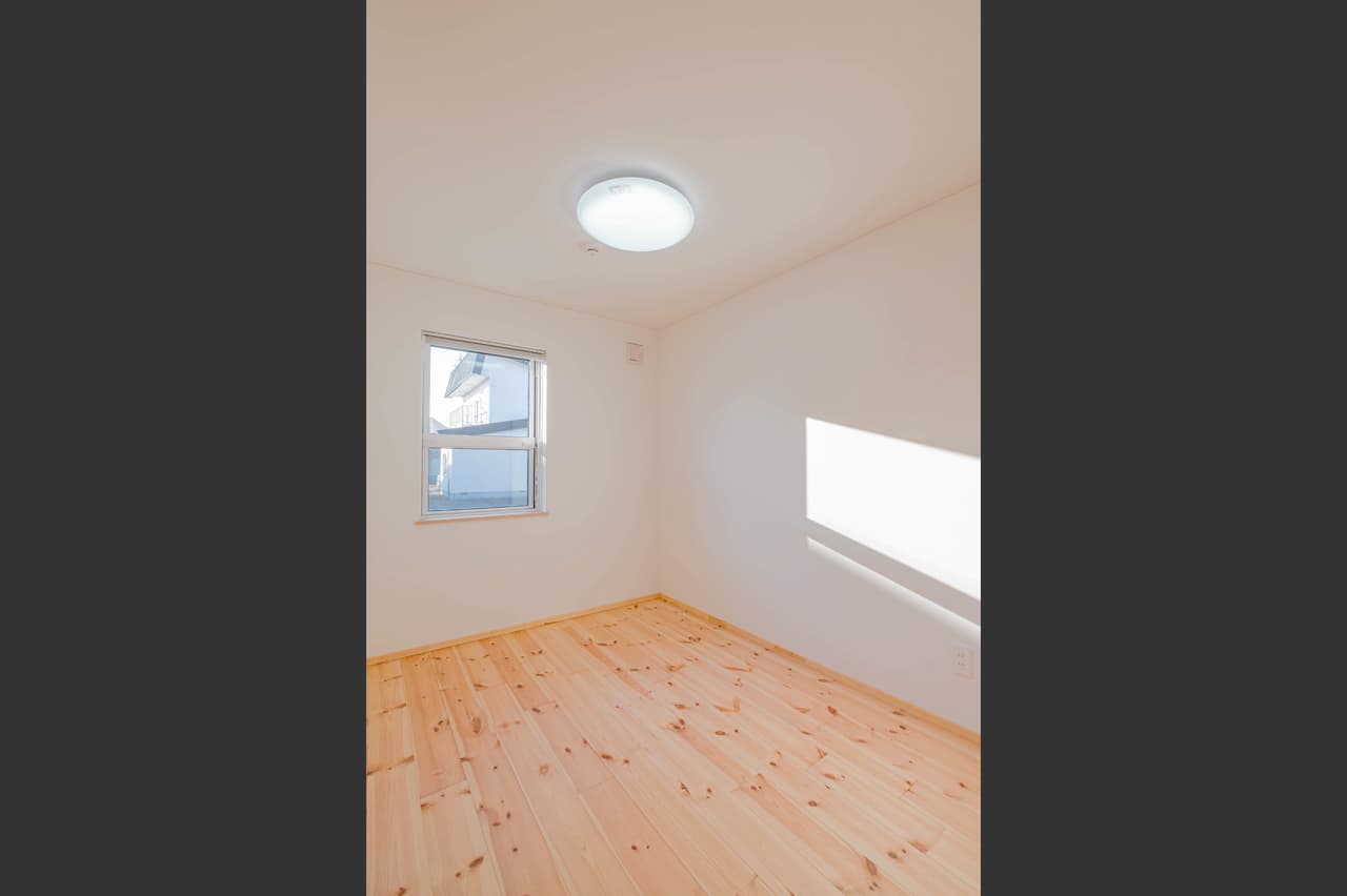 洋室3.5帖｜ ロフトが楽しい平屋 | emoie「エモイエ」