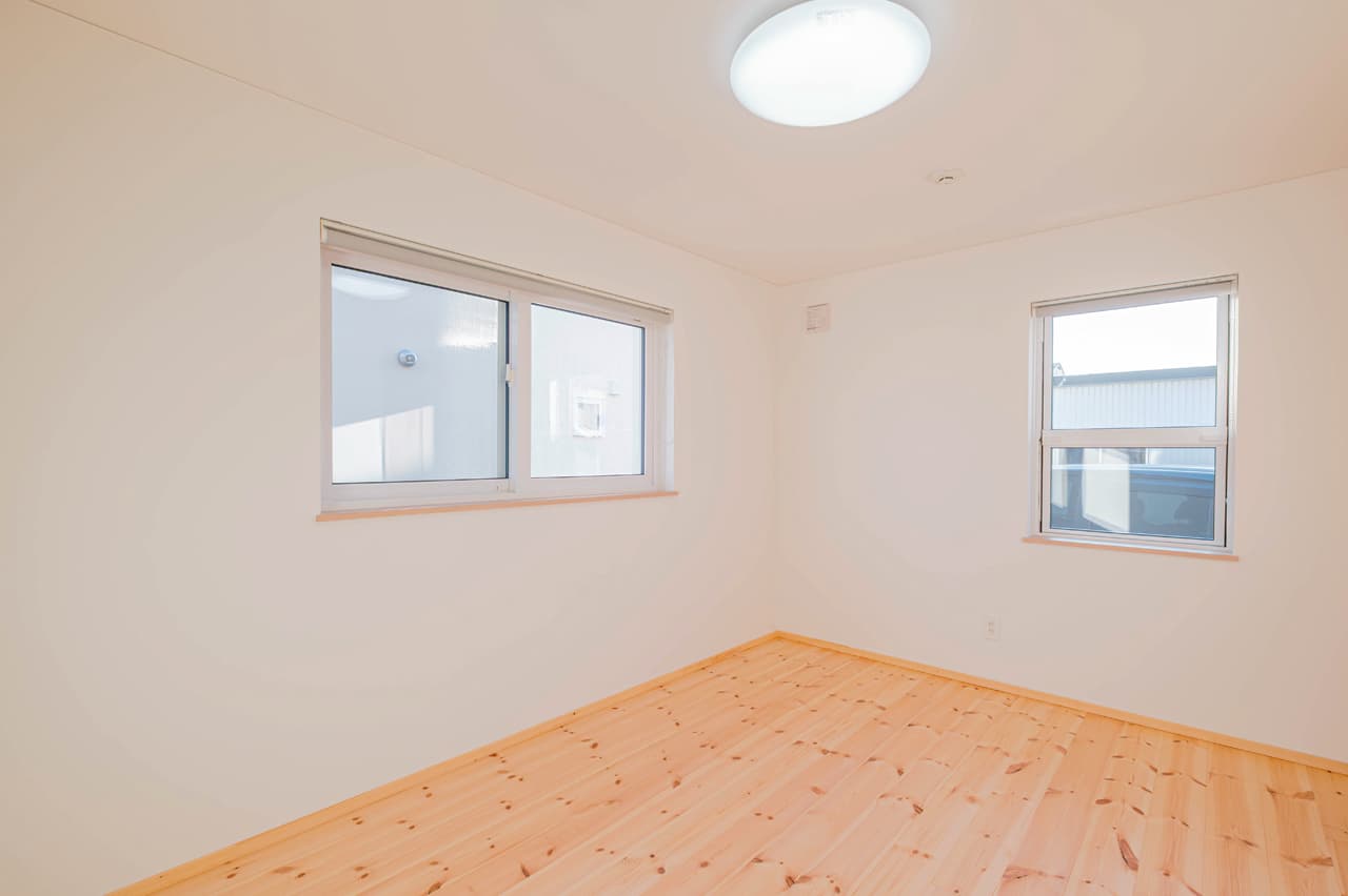 洋室3.5帖｜ ロフトが楽しい平屋 | emoie「エモイエ」