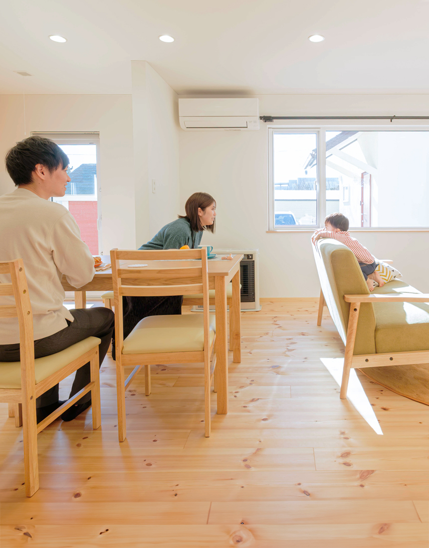 北見市 emoieのリビングでくつろぐ家族