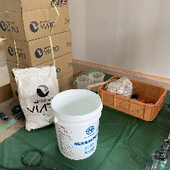 吐いた息を吸って石になる「おおきな平屋」の壁・天井