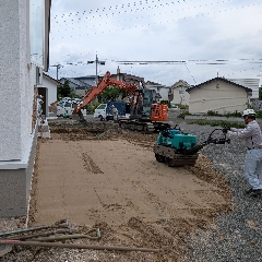 ナフサの川流れる「おおきな平屋」