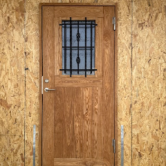 玄関ドアが付いた瞬間、家の格が決まる。北見の“おおきな平屋”進行中。